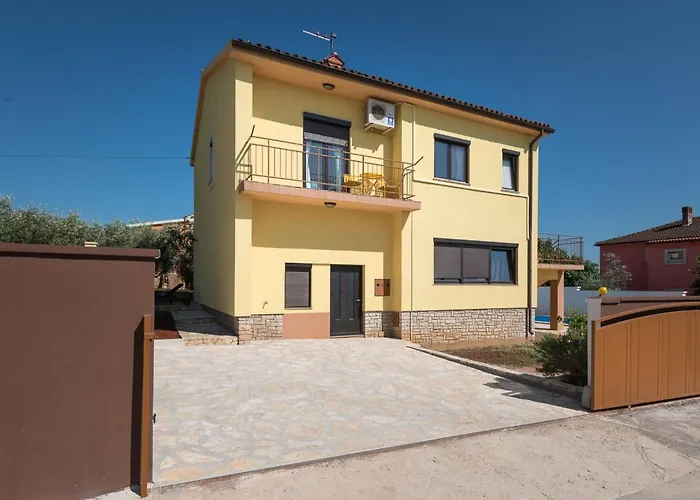 Ferienvilla Mit Pool In By Interhome بيت للعطل *