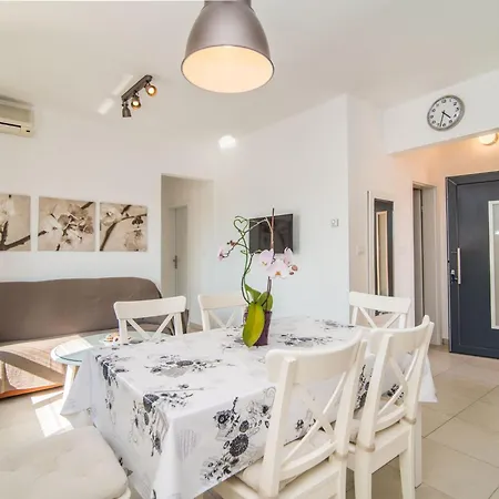 Ferienvilla Mit Pool In By Interhome * プーラ