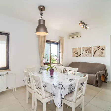 Ferienvilla Mit Pool In By Interhome * プーラ