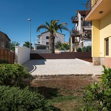 Ferienvilla Mit Pool In By Interhome * プーラ